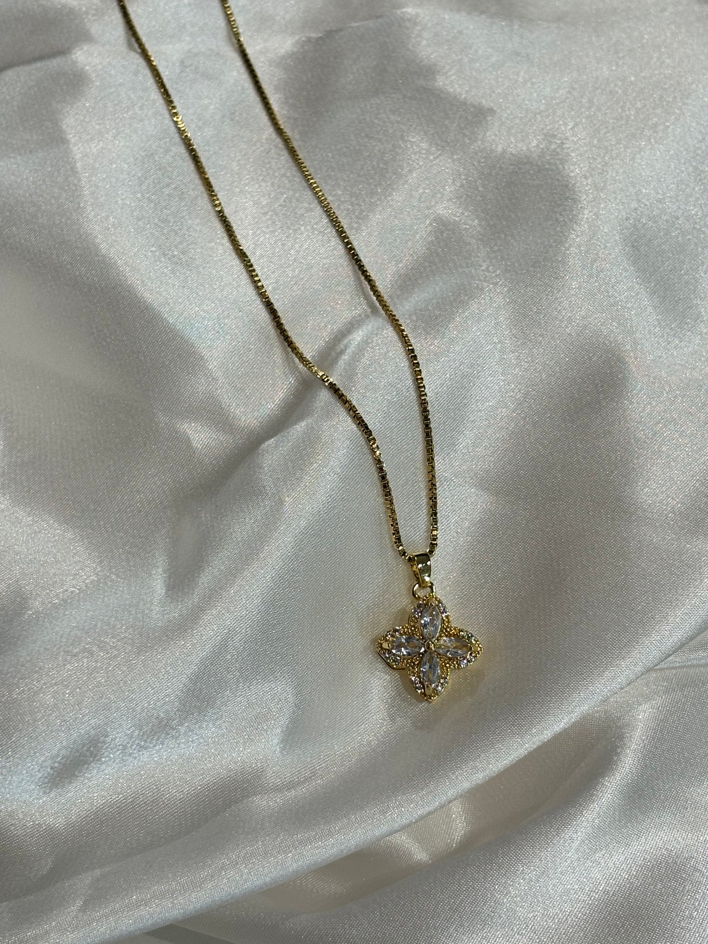 Smaragda Κολιέ με Μοτίφ Λουλούδι & Ζιργκόν – Χρυσό, Ρυθμιζόμενο & Κομψό