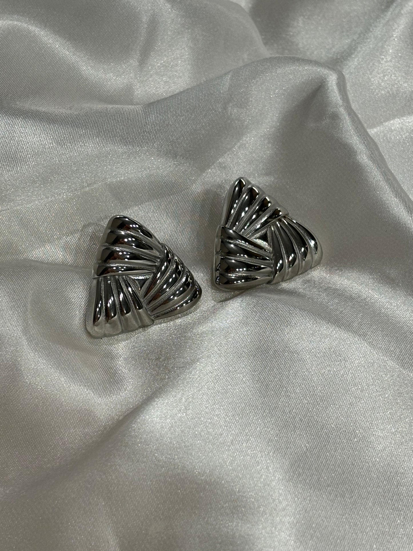 Olivia Ασημί Σκουλαρίκια Τρίγωνο με Ραβδώσεις