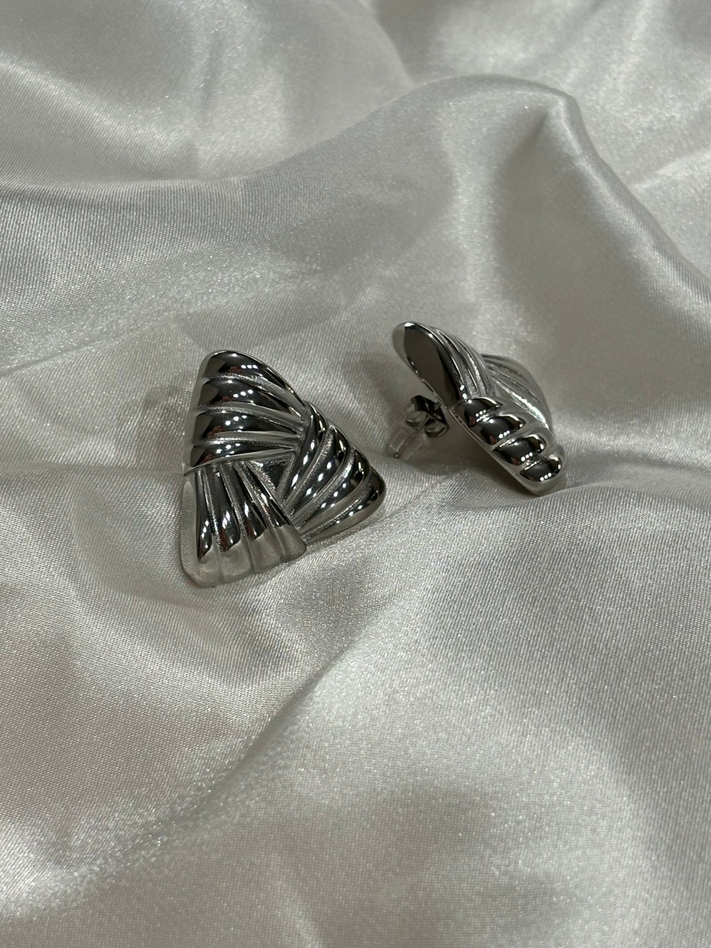 Olivia Ασημί Σκουλαρίκια Τρίγωνο με Ραβδώσεις