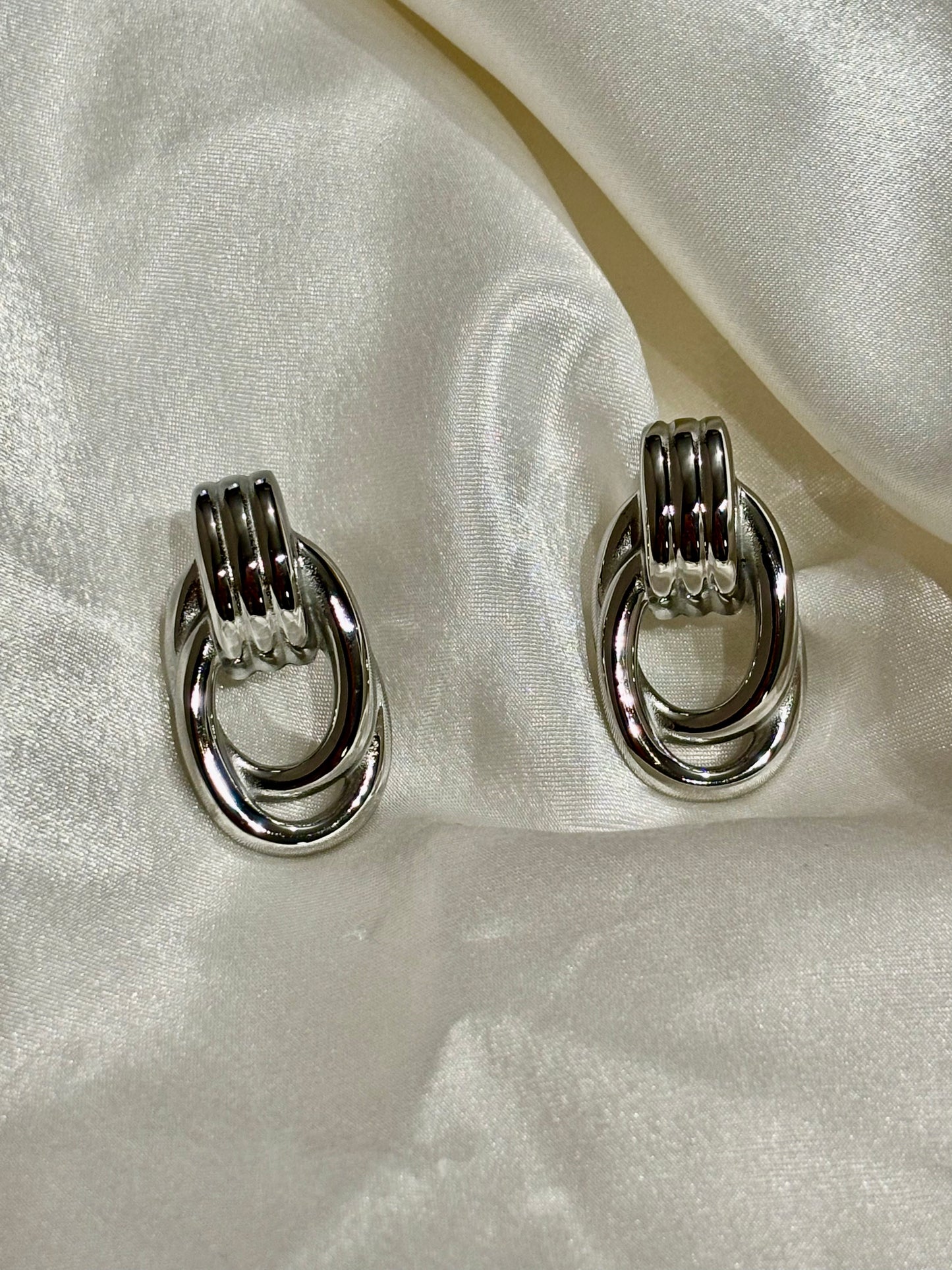 Fedora Κρεμαστά Σκουλαρίκια – Minimal & Κομψά σε Δύο Αποχρώσεις