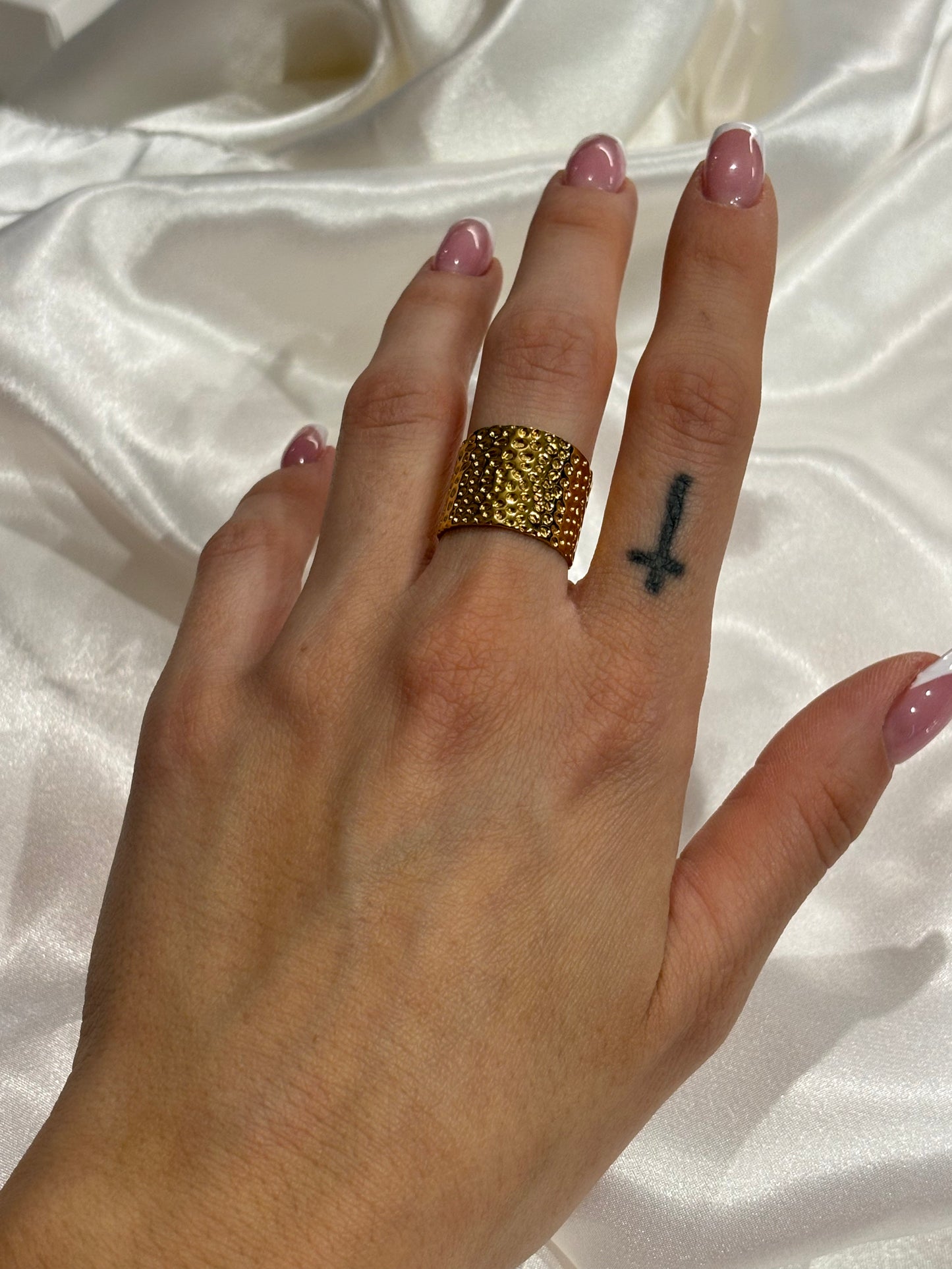 Andie Σφυρήλατο Ατσάλινο Δαχτυλίδι – Ρυθμιζόμενο, Σε Ασημί & Χρυσή Απόχρωση