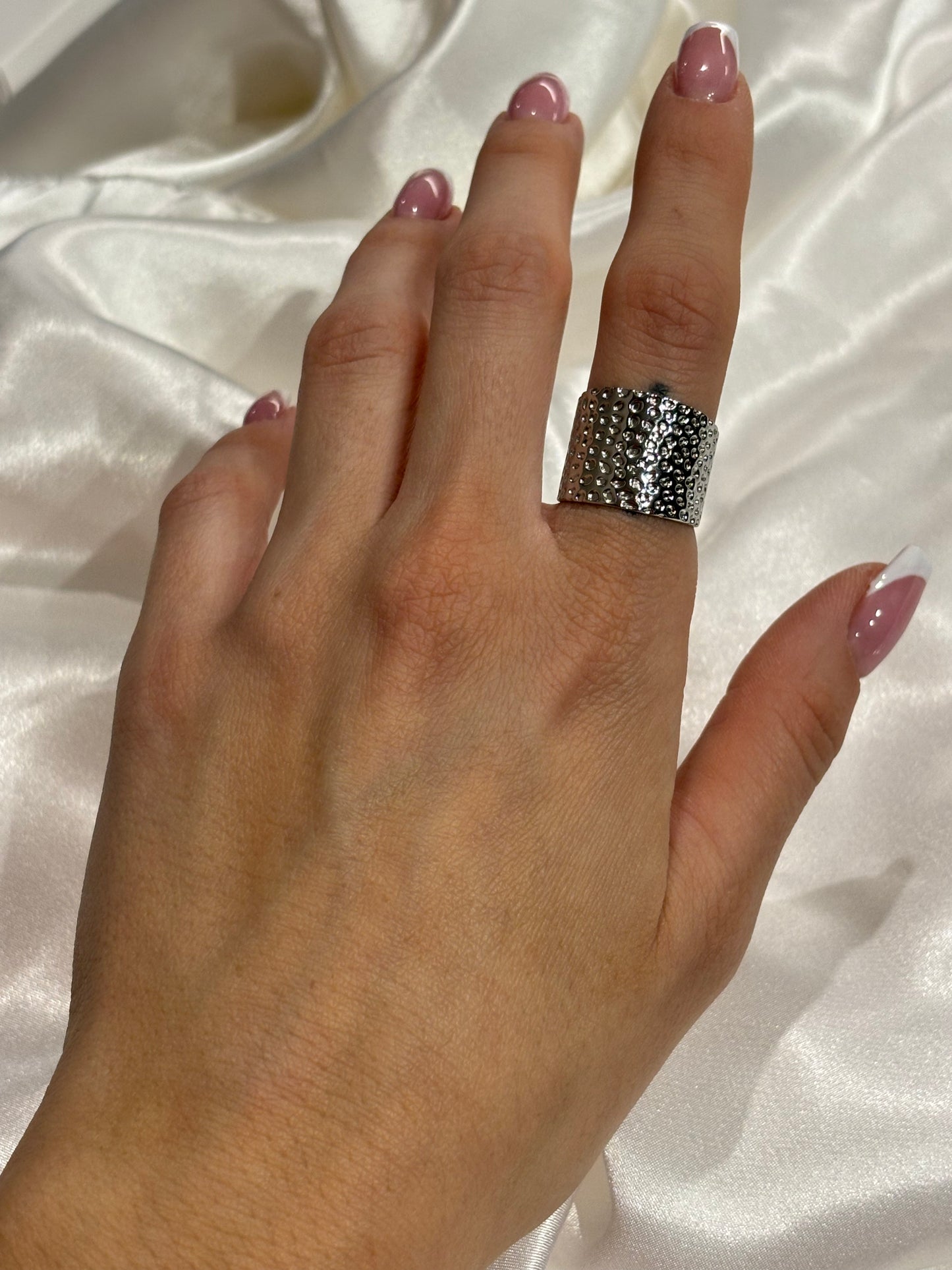 Andie Σφυρήλατο Ατσάλινο Δαχτυλίδι – Ρυθμιζόμενο, Σε Ασημί & Χρυσή Απόχρωση