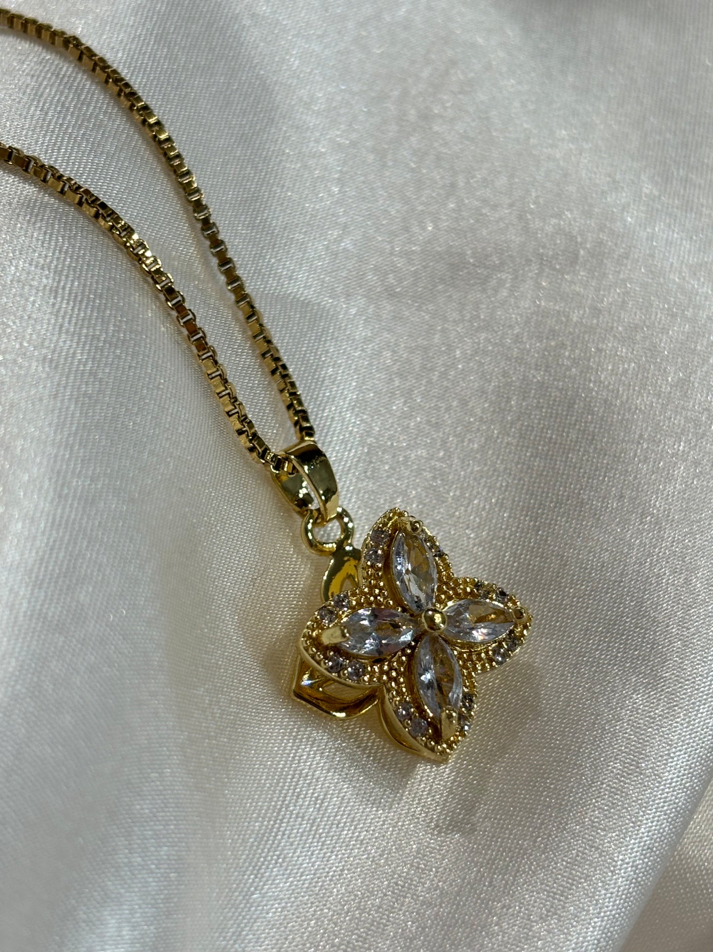 Smaragda Κολιέ με Μοτίφ Λουλούδι & Ζιργκόν – Χρυσό, Ρυθμιζόμενο & Κομψό