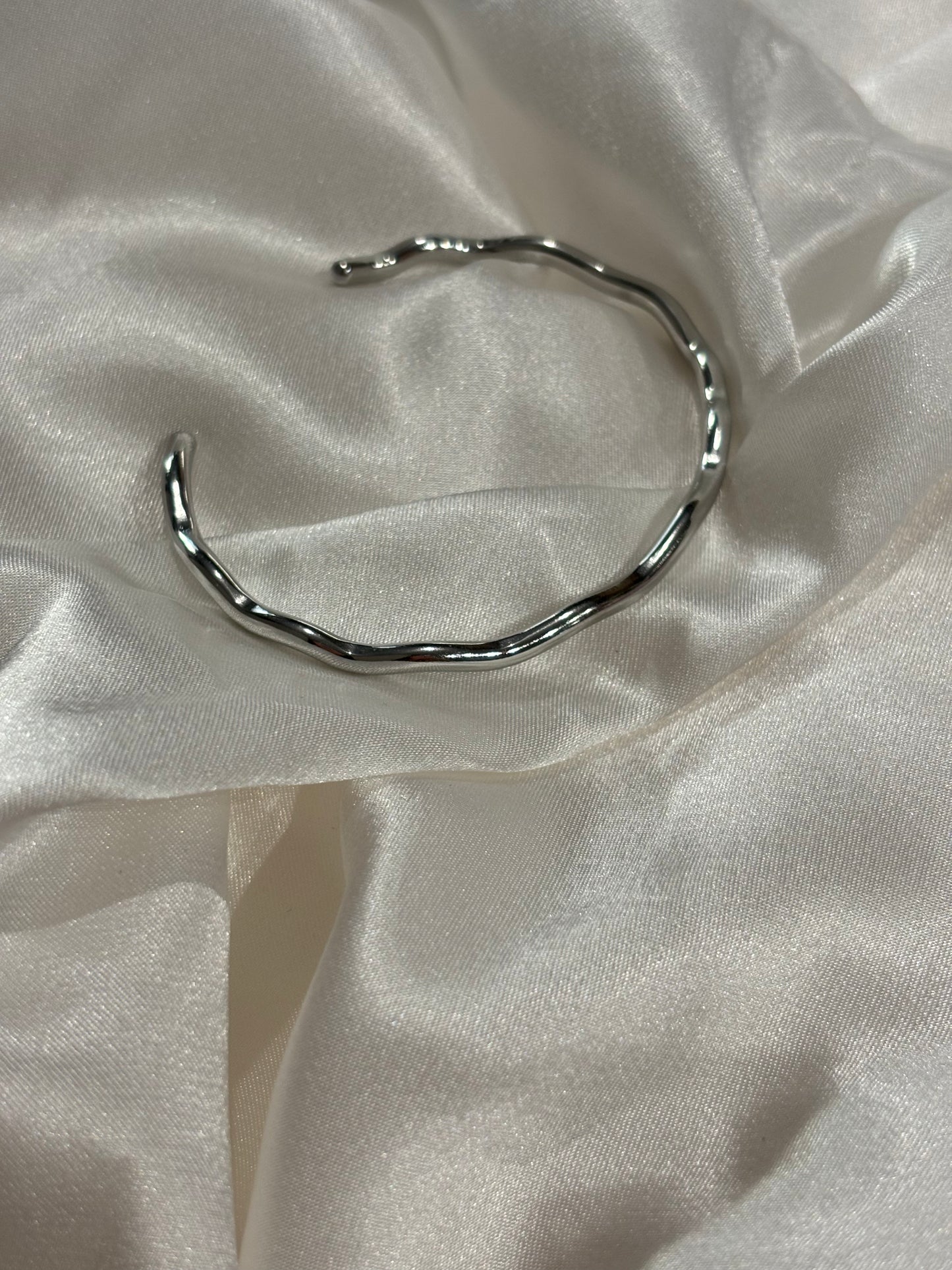 Paola Χειροπέδα από Ανοξείδωτο Ατσάλι – Διαθέσιμη σε Χρυσό & Ασημί