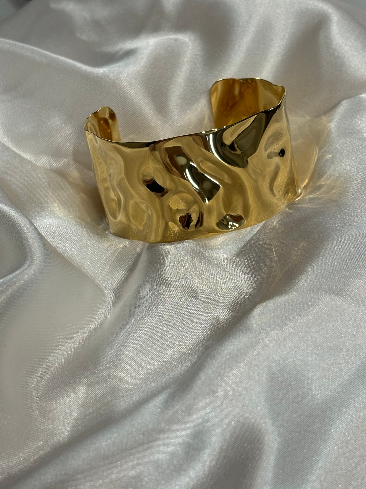 Odette Χρυσό Βραχιόλι με Ανάγλυφη Επιφάνεια