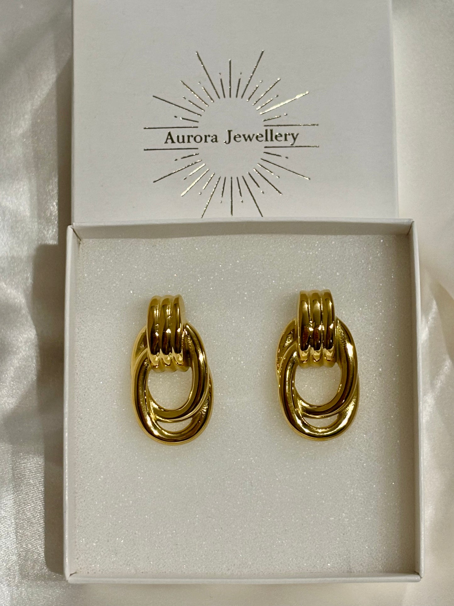 Fedora Κρεμαστά Σκουλαρίκια – Minimal & Κομψά σε Δύο Αποχρώσεις